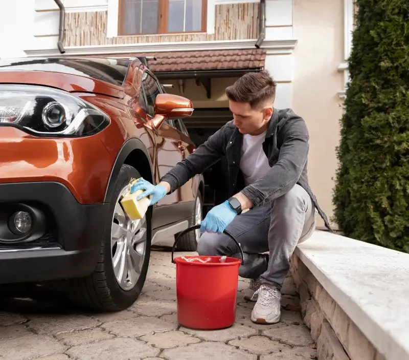 Lavage auto à domicile Montlaux : professionnel intervenant sur un véhicule